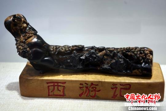 参展海柳雕艺术精品《西游记》。 记者刘可耕 摄 参展海柳雕艺术精品《西游记》。 记者刘可耕 摄