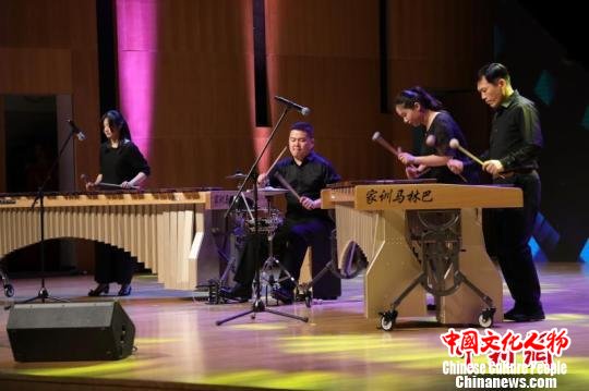 演员演奏马林巴 钟欣 摄