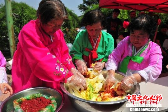 现场制作辣白菜。　于海洋 摄