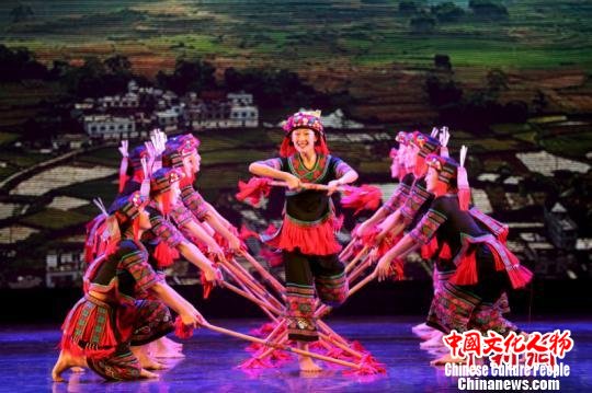 图为中国少数民族歌舞节目 苏婉莹 摄