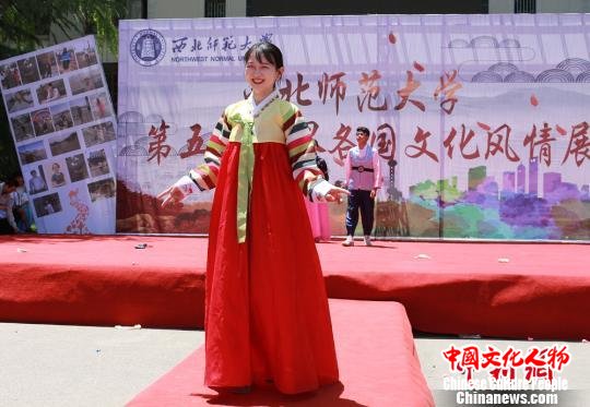 图为留学生展示自己国家民族服饰。　刘玉桃 摄