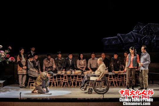 大型原创话剧《高腔》全国首演 枝叶斑 摄