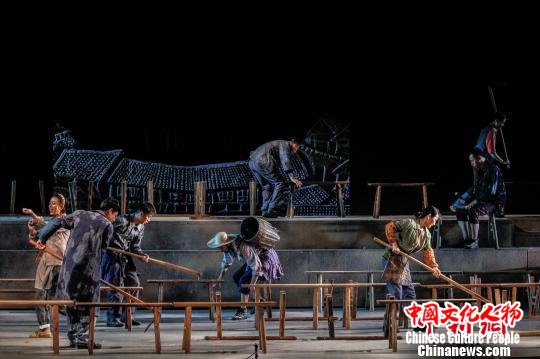 大型原创话剧《高腔》全国首演 枝叶斑 摄