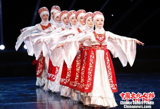 吉尔吉斯斯坦“谢梅捷伊”国立舞蹈团表演《游牧民族的迁徙》 杜洋 摄