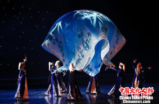 乌兹别克斯坦“萨博”民族舞蹈团演绎《大美乌兹别克斯坦》 杜洋 摄 乌兹别克斯坦“萨博”民族舞蹈团演绎《大美乌兹别克斯坦》 杜洋 摄
