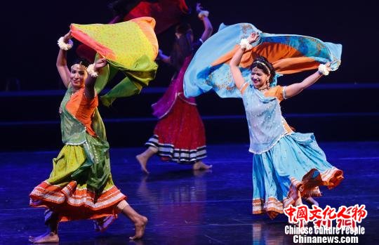 巴基斯坦国家艺术委员会表演团带来的舞蹈《黎明到黄昏》 杜洋 摄 巴基斯坦国家艺术委员会表演团带来的舞蹈《黎明到黄昏》 杜洋 摄