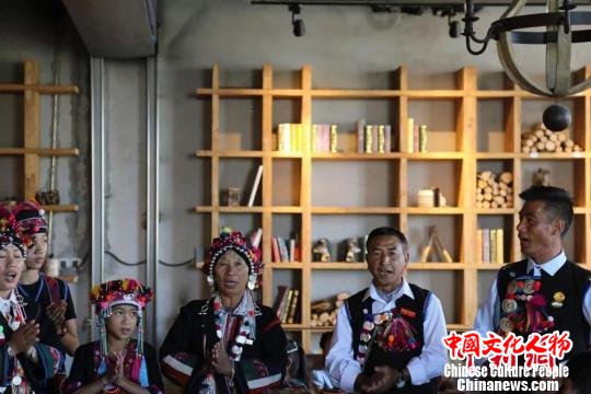 来自哈尔滨和云南两地的成员们亲自动手学作桦树皮制作和观看原汁原味的哈尼族文化展示，了解两地少数民族的独特魅力。　刘锡菊 摄