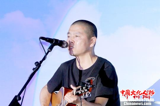知名音乐人苏阳献唱。 张道正 摄 知名音乐人苏阳献唱。 张道正 摄