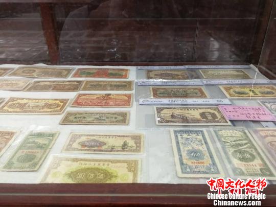 红色文献展展出的晋察冀边区票。 李晓伟 摄 红色文献展展出的晋察冀边区票。 李晓伟 摄