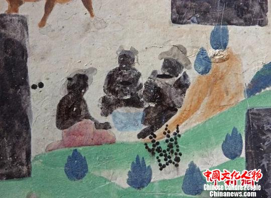 莫高窟第23窟田间小憩。 敦煌研究院供图 莫高窟第23窟田间小憩。 敦煌研究院供图