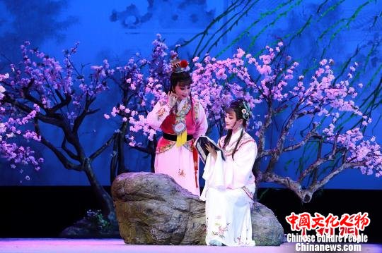 图为:越剧《红楼梦》全国首轮巡演 绍兴大剧院供图 摄 图为:越剧《红楼梦》全国首轮巡演 绍兴大剧院供图 摄