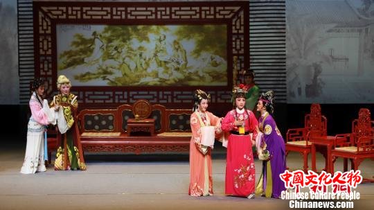 图为:越剧《红楼梦》全国首轮巡演 绍兴大剧院供图 摄 图为:越剧《红楼梦》全国首轮巡演 绍兴大剧院供图 摄