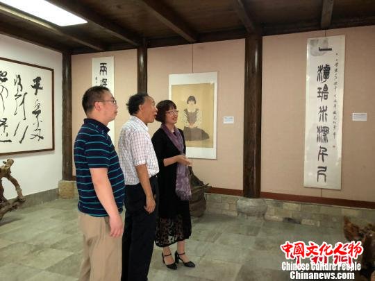 诗人和艺术家参观诗歌作品展 张俊 摄 诗人和艺术家参观诗歌作品展 张俊 摄