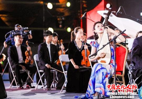 图为开幕式上举行了“丝路与长城对话”大型交响乐演出。 钟欣 摄 图为开幕式上举行了“丝路与长城对话”大型交响乐演出。 钟欣 摄