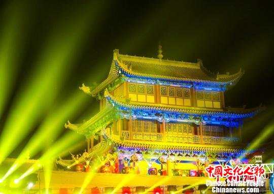 图为开幕式期间,在灯光交相辉映中的嘉峪关关城。 钟欣 摄 图为开幕式期间,在灯光交相辉映中的嘉峪关关城。 钟欣 摄