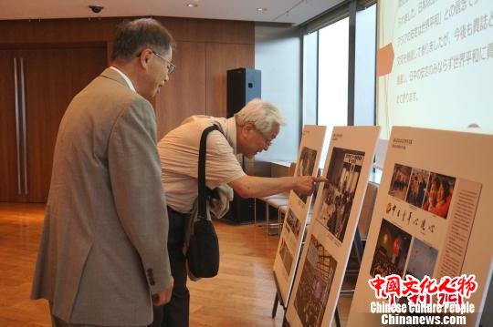 读者观看图片展。 东友 摄 读者观看图片展。 东友 摄