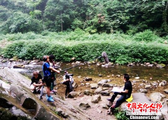 纪录片《这里是中国》摄制组在武陵源拍摄。 邓道理 摄 纪录片《这里是中国》摄制组在武陵源拍摄。 邓道理 摄
