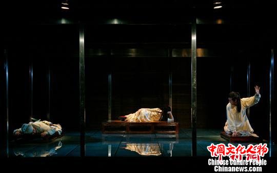 6月23日晚,由北京人民艺术剧院(北京人艺)精心制作的《我爱桃花》亮相哈萨克斯坦首都阿斯塔纳。 李春光 摄 6月23日晚,由北京人民艺术剧院(北京人艺)精心制作的《我爱桃花》亮相哈萨克斯坦首都阿斯塔纳。 李春光 摄