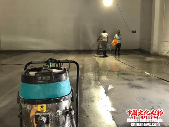 专业施工人员在这个区域进行了地面打磨、高压水枪全立体冲洗以及修补并对展区的所有墙壁再次粉刷。平遥国际雕塑节组委会提供 专业施工人员在这个区域进行了地面打磨、高压水枪全立体冲洗以及修补并对展区的所有墙壁再次粉刷。平遥国际雕塑节组委会提供