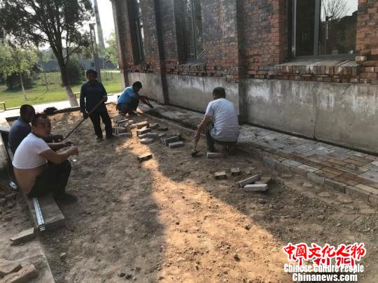 在A1展馆和A3展馆的连接处,50多岁的老师傅李金有正在对地面的旧砖块进行着替换处理,这里将在展览期间换上全新的地砖。平遥国际雕塑节组委会提供 在A1展馆和A3展馆的连接处,50多岁的老师傅李金有正在对地面的旧砖块进行着替换处理,这里将在展览期间换上全新的地砖。平遥国际雕塑节组委会提供