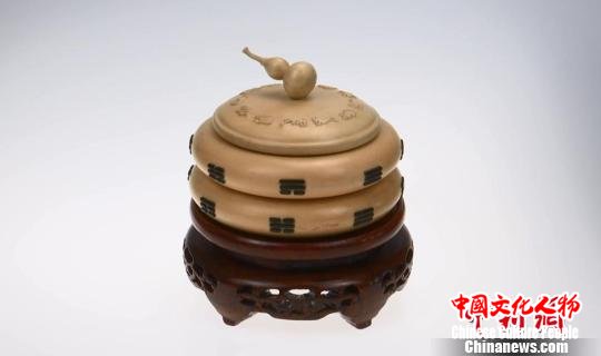 以竹节为主题创作的三层罗盘 余皓 摄 以竹节为主题创作的三层罗盘 余皓 摄