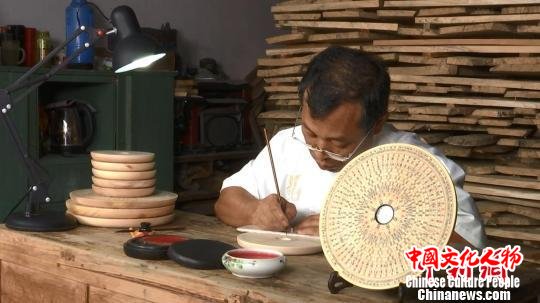 汪祖盼为罗盘分格 余皓 摄 汪祖盼为罗盘分格 余皓 摄