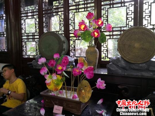 “菊老荷枯”与寓意中越友谊长长久久的“清仙莲灯”。 陈静 摄 “菊老荷枯”与寓意中越友谊长长久久的“清仙莲灯”。 陈静 摄