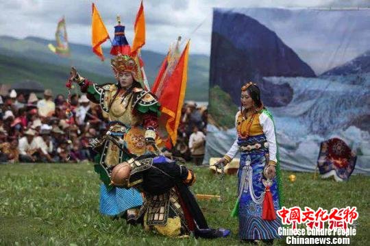 图为挂牌仪式现场上演藏戏《格萨尔王传》。 钟欣 摄 图为挂牌仪式现场上演藏戏《格萨尔王传》。 钟欣 摄