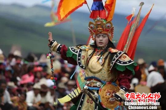 图为挂牌仪式现场上演藏戏《格萨尔王传》。 钟欣 摄 图为挂牌仪式现场上演藏戏《格萨尔王传》。 钟欣 摄