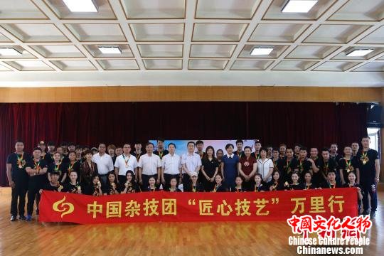 参加巡演的部分演职人员合影 钟欣 摄 参加巡演的部分演职人员合影 钟欣 摄