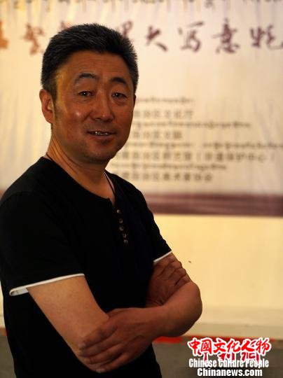 西藏自治区拉萨市美术家协会理事、牦牛画家孟繁华。 江飞波 摄 西藏自治区拉萨市美术家协会理事、牦牛画家孟繁华。 江飞波 摄