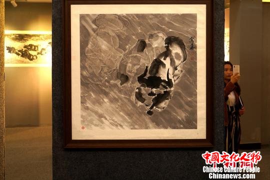 目前,孟繁华的绘画作品在西藏自治区群艺馆内展出。图为参加展览的观众浏览他创作的水墨写意牦牛画作品。 江飞波 摄 目前,孟繁华的绘画作品在西藏自治区群艺馆内展出。图为参加展览的观众浏览他创作的水墨写意牦牛画作品。 江飞波 摄
