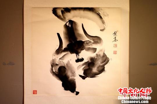 西藏画家孟繁华创新使用水墨写意的方式进行牦牛画创作。图为他所绘的野牦牛水墨画。 江飞波 摄 西藏画家孟繁华创新使用水墨写意的方式进行牦牛画创作。图为他所绘的野牦牛水墨画。 江飞波 摄