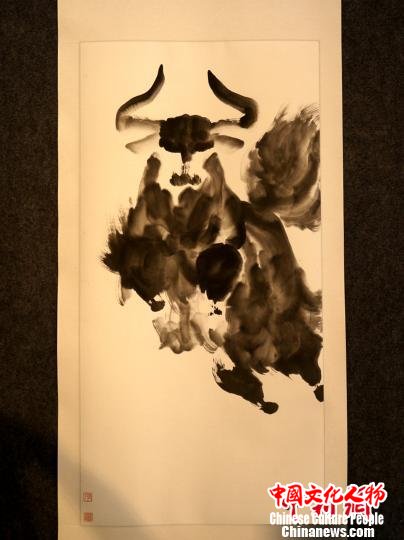 西藏画家孟繁华创作的水墨写意牦牛画。 江飞波 摄 西藏画家孟繁华创作的水墨写意牦牛画。 江飞波 摄