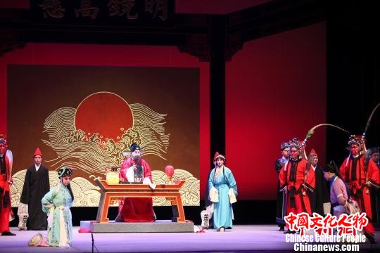 图为武汉戏曲展演 武轩 摄 图为武汉戏曲展演 武轩 摄