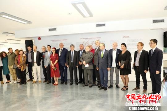 嘉宾在开幕式上合影 李洁莹 摄 嘉宾在开幕式上合影 李洁莹 摄