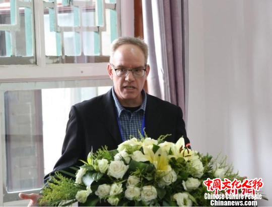 加拿大萨斯喀彻温大学纪强教授,德国波鸿大学索罗宁教授,美国格林内尔学院谛玄法师,匈牙利科学院巴九迪教授,韩国东国大学佛教学术院郭磊教授等发表主旨演讲。 范丽芳 摄 加拿大萨斯喀彻温大学纪强教授,德国波鸿大学索罗宁教授,美国格林内尔学院谛玄法师,匈牙利科学院巴九迪教授,韩国东国大学佛教学术院郭磊教授等发表主旨演讲。 范丽芳 摄