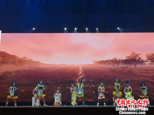 图为津巴布韦艺术团队带来鼓舞《鼓动非洲》。 杨娜 摄 图为津巴布韦艺术团队带来鼓舞《鼓动非洲》。 杨娜 摄