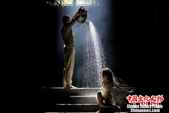 《暴风雨》 史春阳 摄 《暴风雨》 史春阳 摄