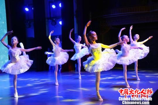 “雪花莲”青少年艺术团献上精彩节目 赵天华 摄 “雪花莲”青少年艺术团献上精彩节目 赵天华 摄