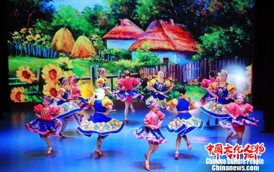 俊美的俄罗斯儿童身着华服载歌载舞 赵天华 摄 俊美的俄罗斯儿童身着华服载歌载舞 赵天华 摄