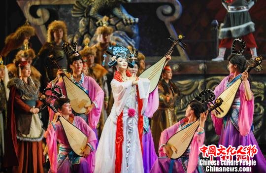 图为《千古情缘》演出现场，讲述昭君出塞的故事。　冯小云 摄