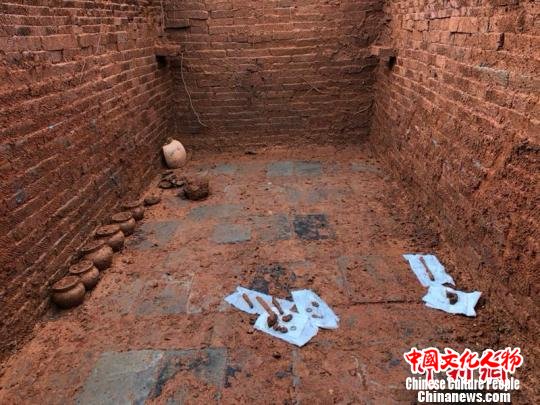 经过两天发掘,古墓陆续出土文物23件。 李玉明 摄 经过两天发掘,古墓陆续出土文物23件。 李玉明 摄