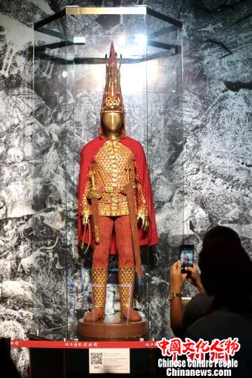 图为重新装扮的“金人”服装和武器。　张远 摄