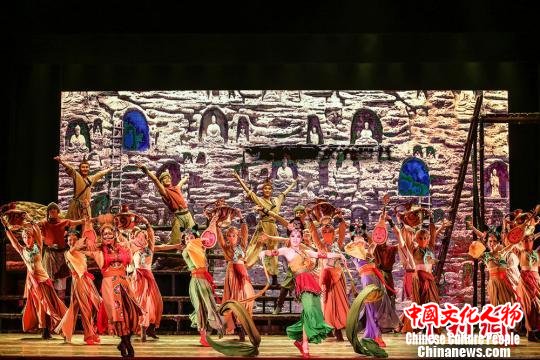 有着“可移动的敦煌”“中国版《罗密欧与朱丽叶》”之称的舞剧《大梦敦煌》由兰州歌舞剧院创作演出,该剧以古代敦煌为时空背景,讲述青年画师莫高和少女月牙的动人爱情故事。 兰州演艺集团供图 摄 有着“可移动的敦煌”“中国版《罗密欧与朱丽叶》”之称的舞剧《大梦敦煌》由兰州歌舞剧院创作演出,该剧以古代敦煌为时空背景,讲述青年画师莫高和少女月牙的动人爱情故事。 兰州演艺集团供图 摄