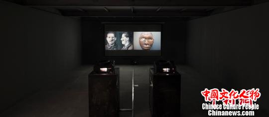 当代影像装置《睁开你的眼睛》 钟欣 摄