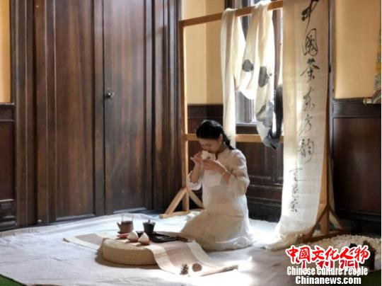 展会现场表演茶艺。 李琳珊 摄 展会现场表演茶艺。 李琳珊 摄
