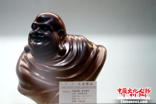 海南黄花梨雕刻的作品《笑口常开》。 张道正 摄 海南黄花梨雕刻的作品《笑口常开》。 张道正 摄