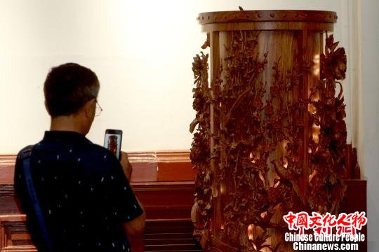 刺猬紫檀雕刻作品《天鼓》。 张道正 摄 刺猬紫檀雕刻作品《天鼓》。 张道正 摄