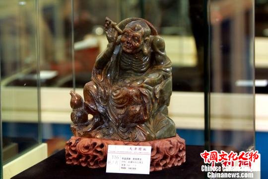 图为展出的玉石雕件。 张道正 摄 图为展出的玉石雕件。 张道正 摄